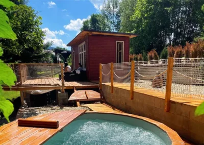 Kousek klidu pod skálou